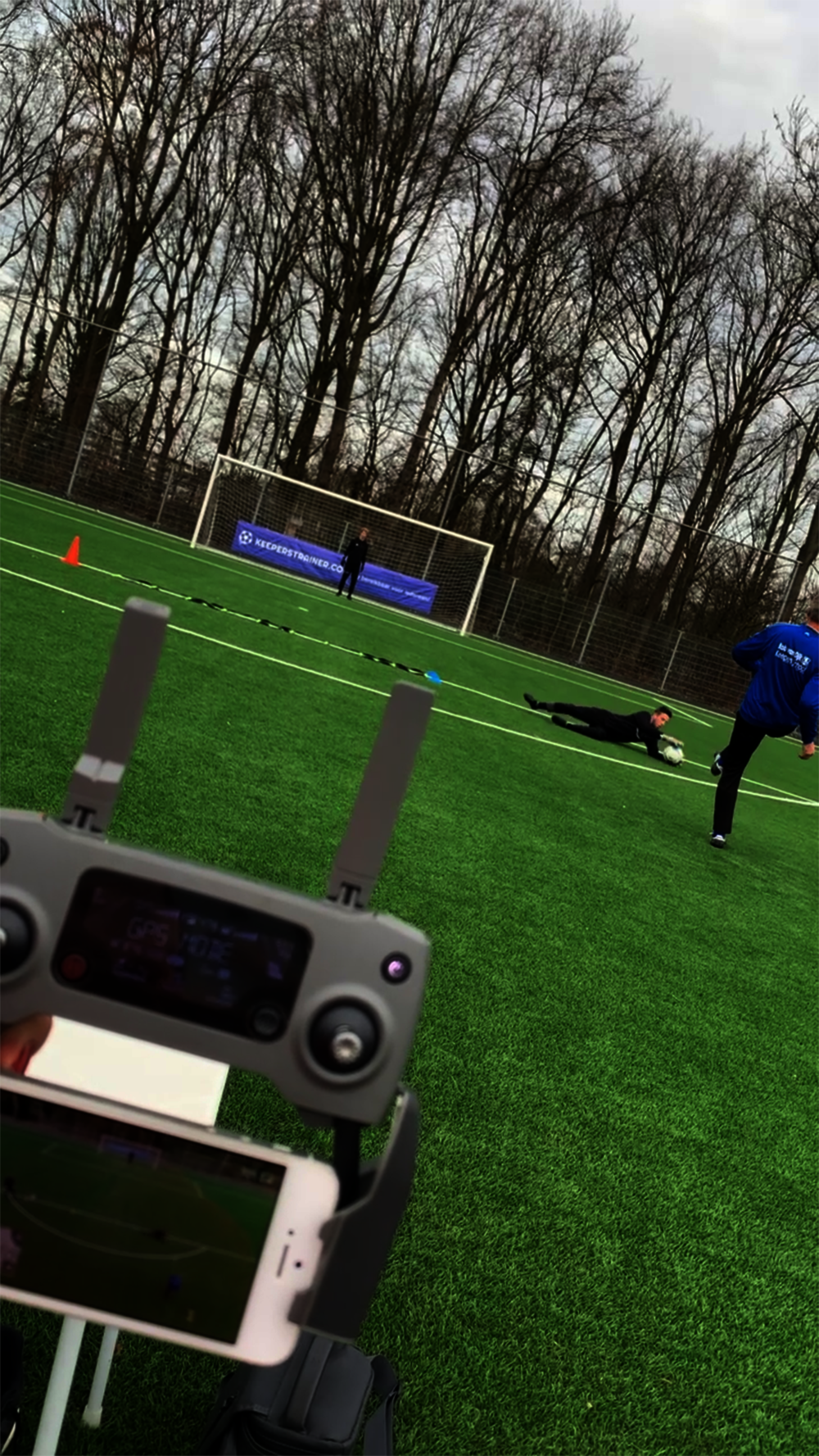 Oefeningen voor beginnende keepers opgenomen met een Drone De keepers trainer kan de video's van de oefeningen bekijken